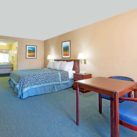 Days Inn By Wyndham Fontana / Rialto Bloomington Buitenkant foto
