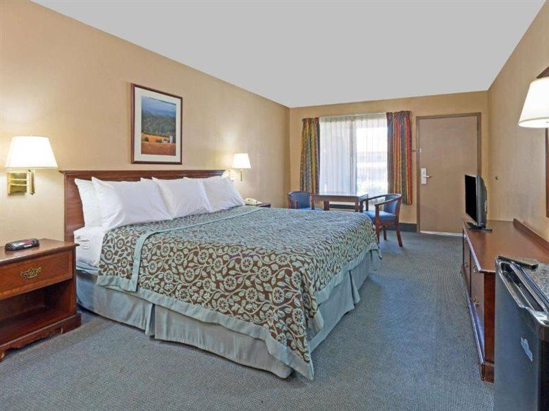 Days Inn By Wyndham Fontana / Rialto Bloomington Buitenkant foto