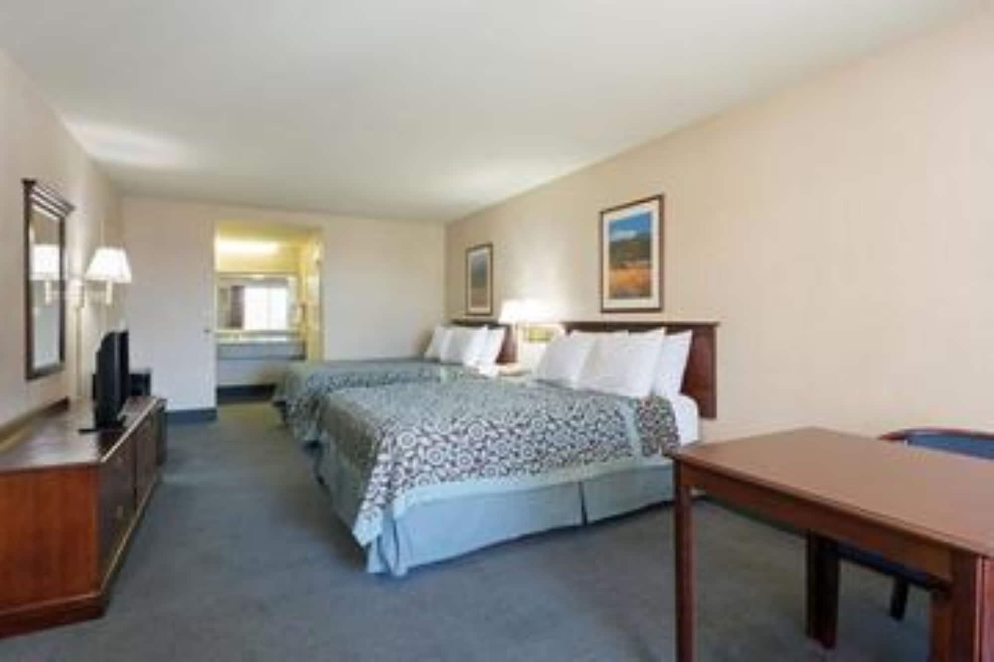 Days Inn By Wyndham Fontana / Rialto Bloomington Buitenkant foto