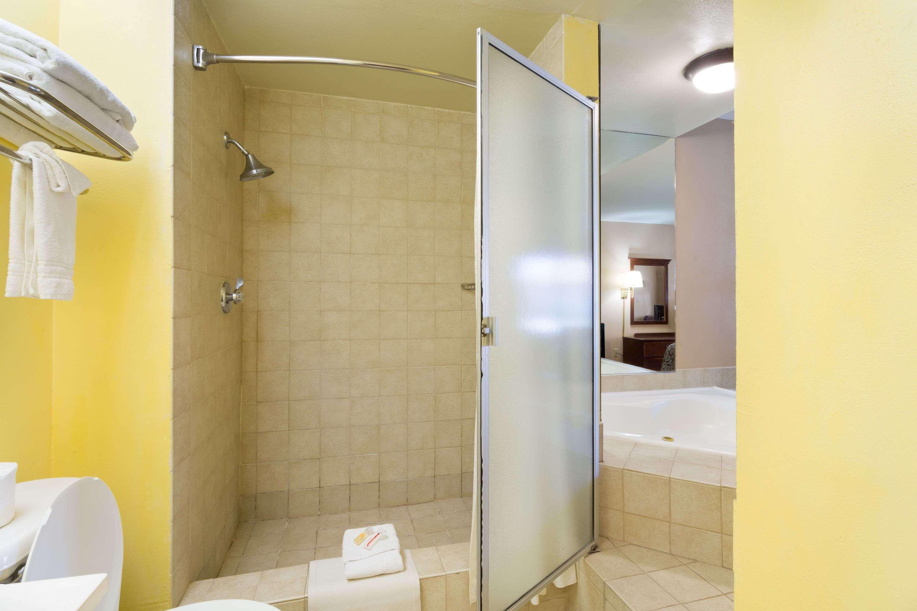Days Inn By Wyndham Fontana / Rialto Bloomington Buitenkant foto