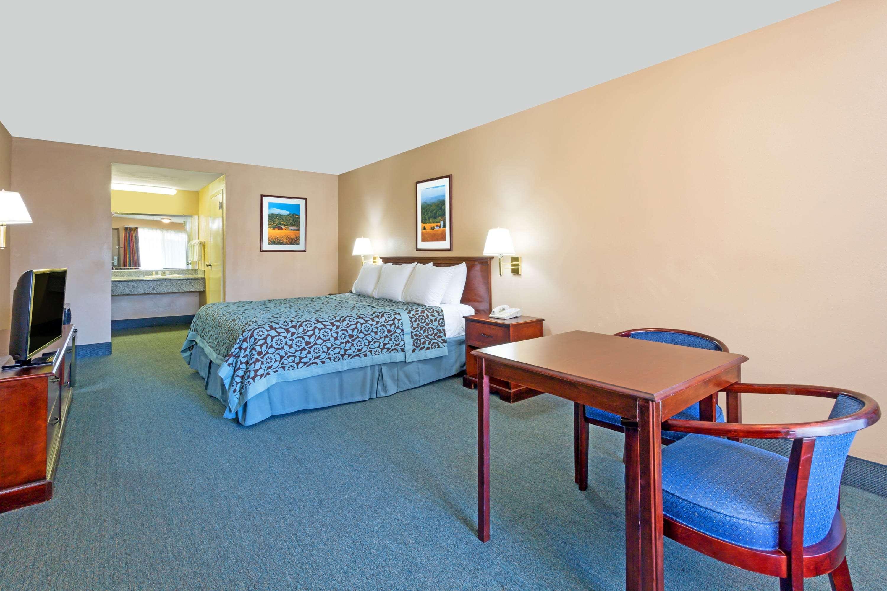 Days Inn By Wyndham Fontana / Rialto Bloomington Buitenkant foto