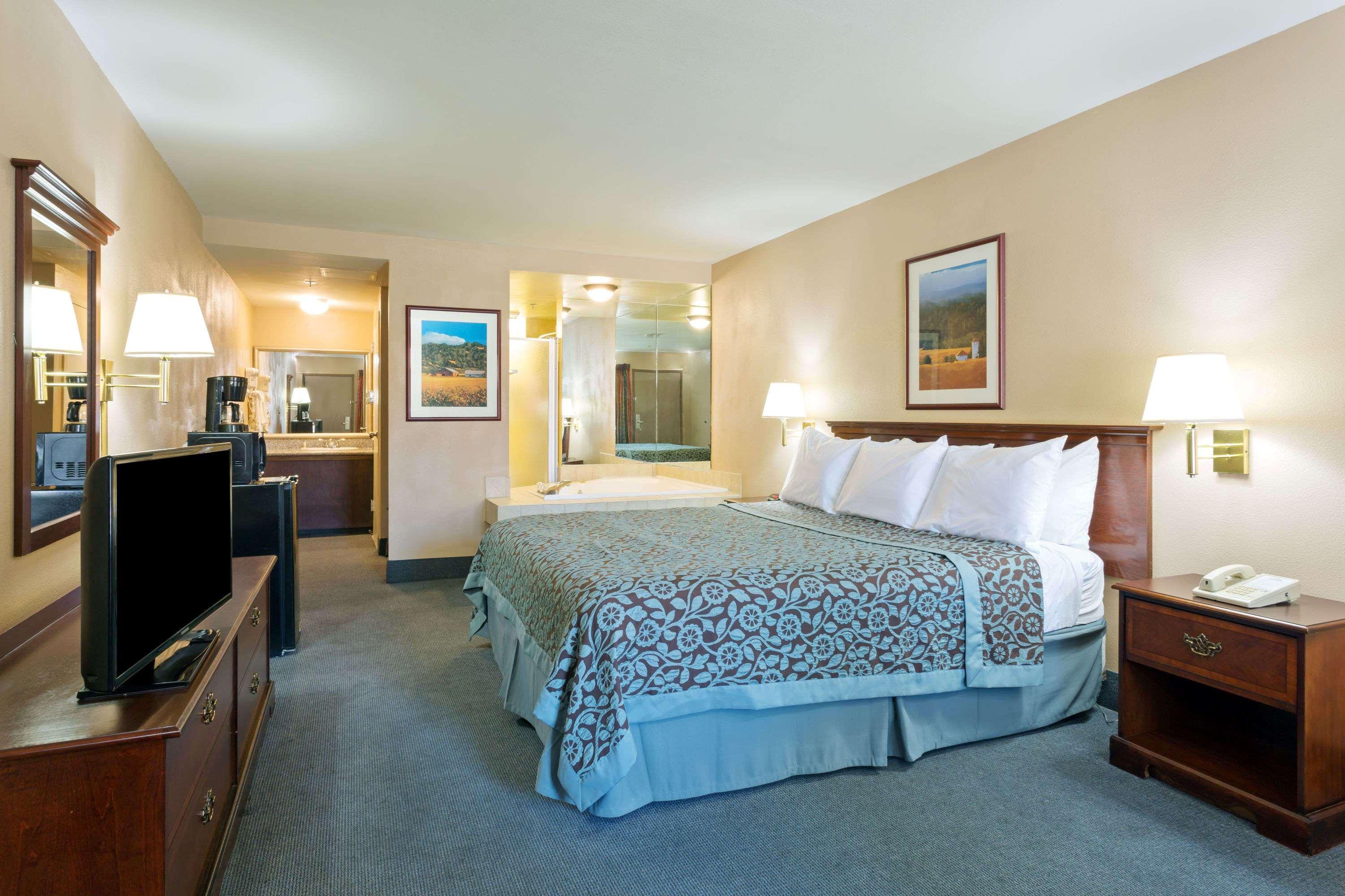 Days Inn By Wyndham Fontana / Rialto Bloomington Buitenkant foto