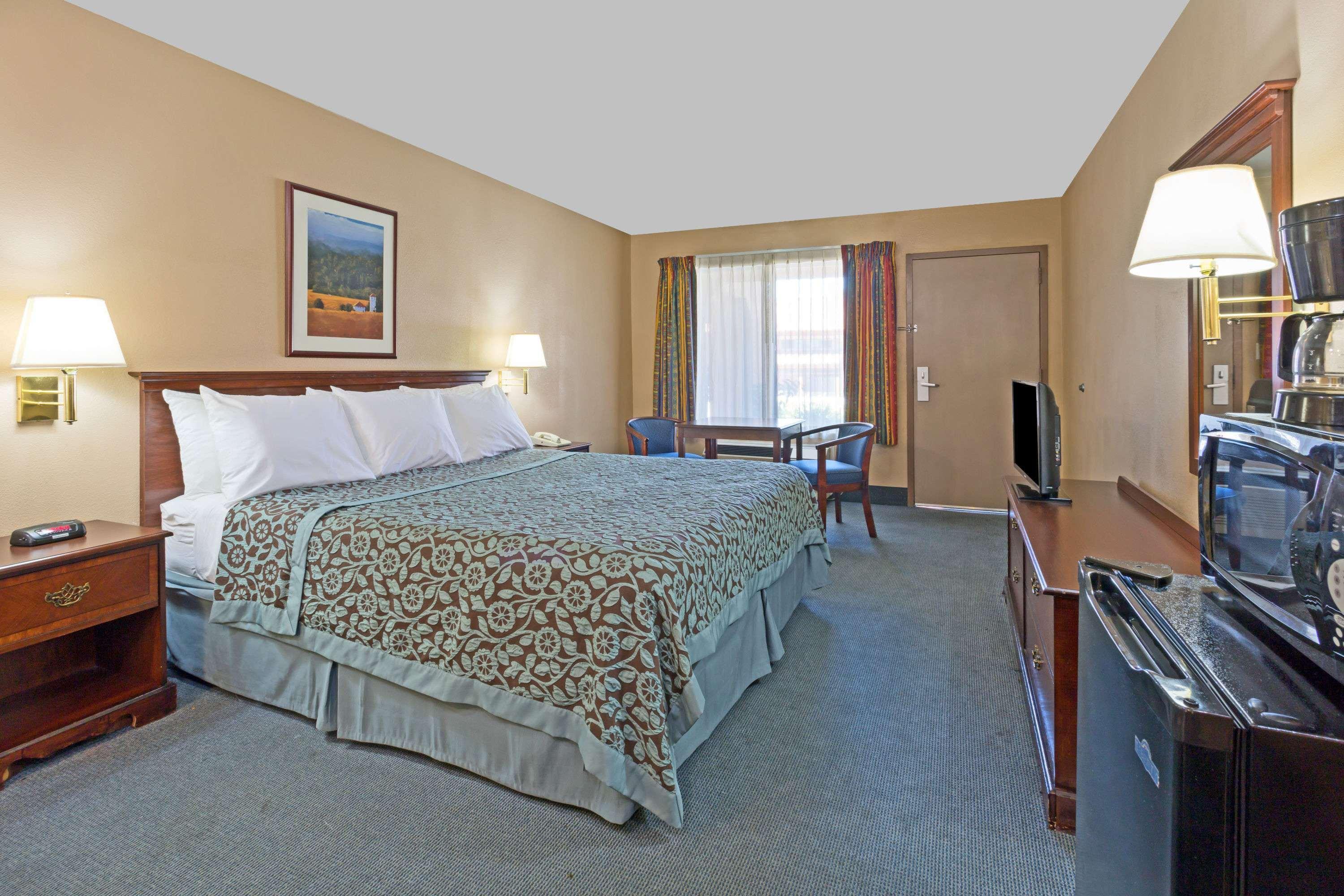 Days Inn By Wyndham Fontana / Rialto Bloomington Buitenkant foto