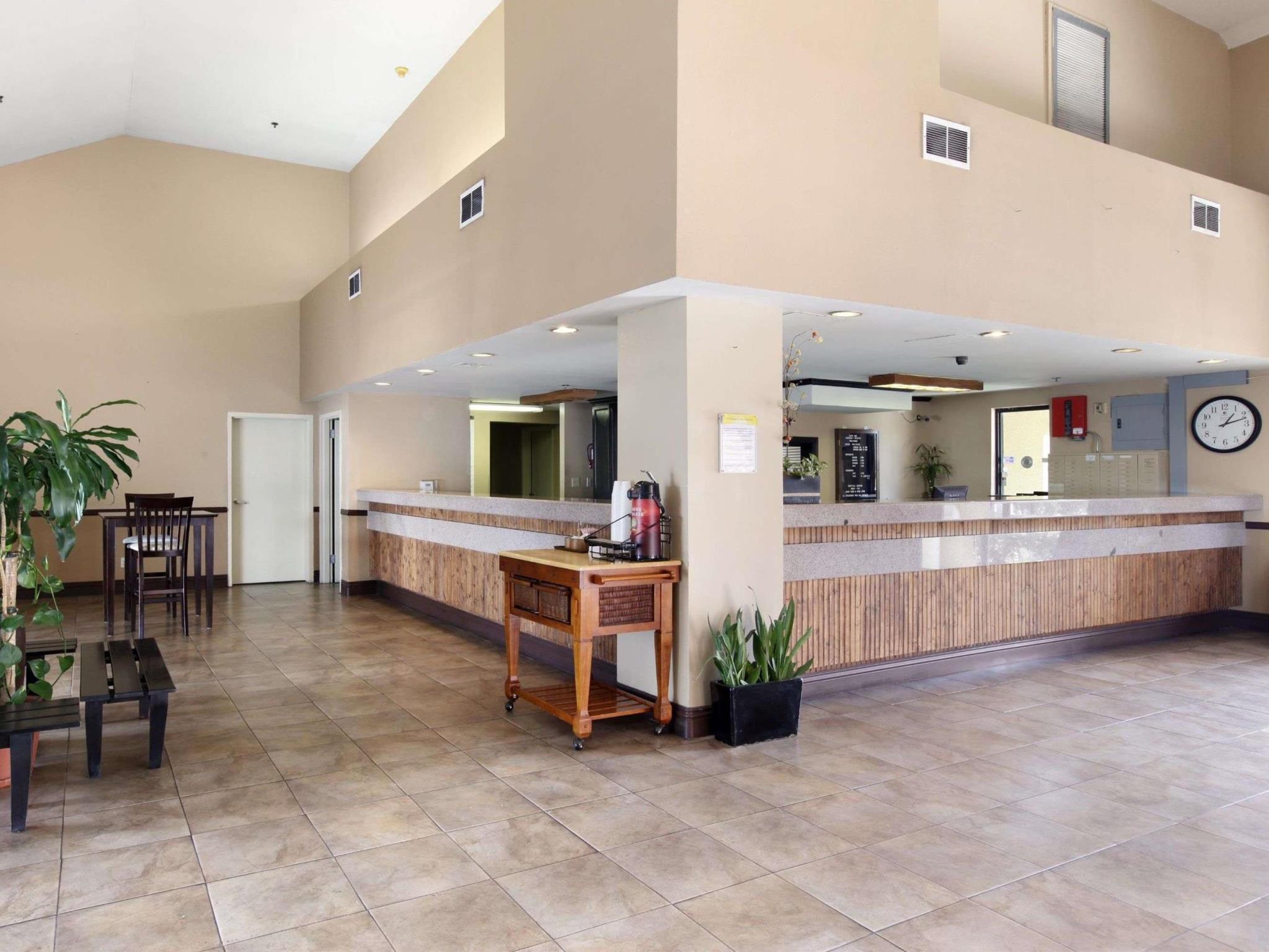 Days Inn By Wyndham Fontana / Rialto Bloomington Buitenkant foto