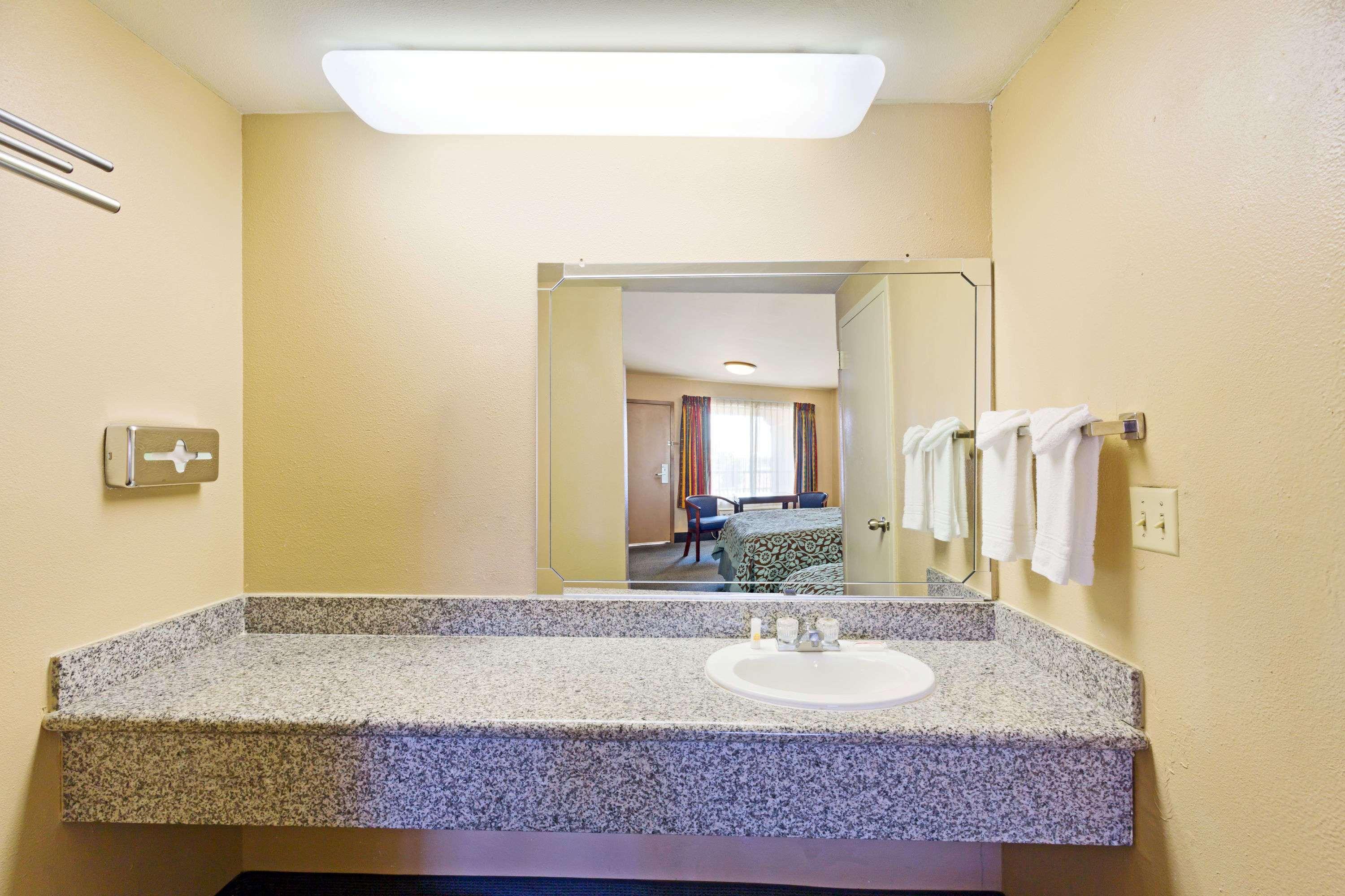 Days Inn By Wyndham Fontana / Rialto Bloomington Buitenkant foto