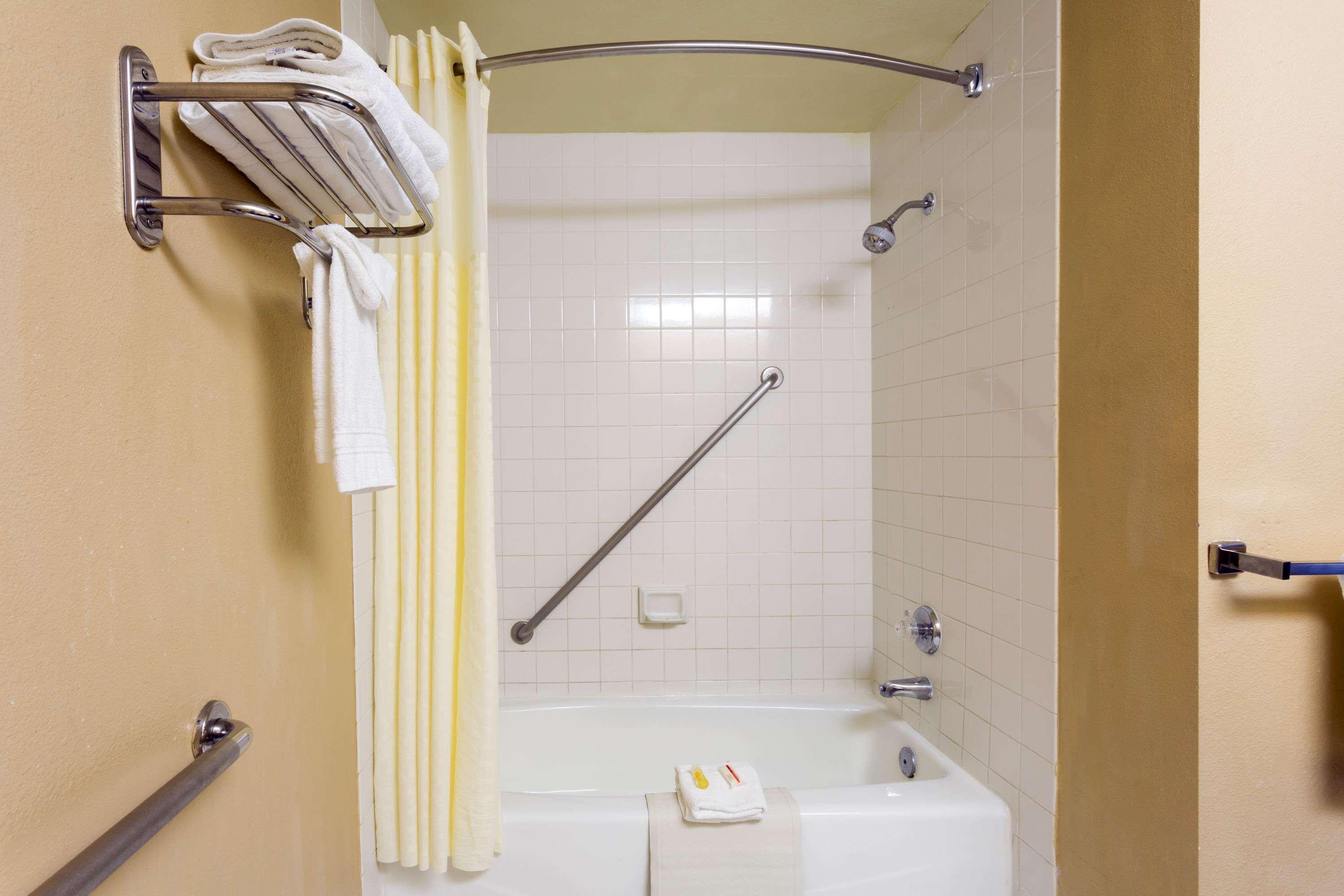 Days Inn By Wyndham Fontana / Rialto Bloomington Buitenkant foto