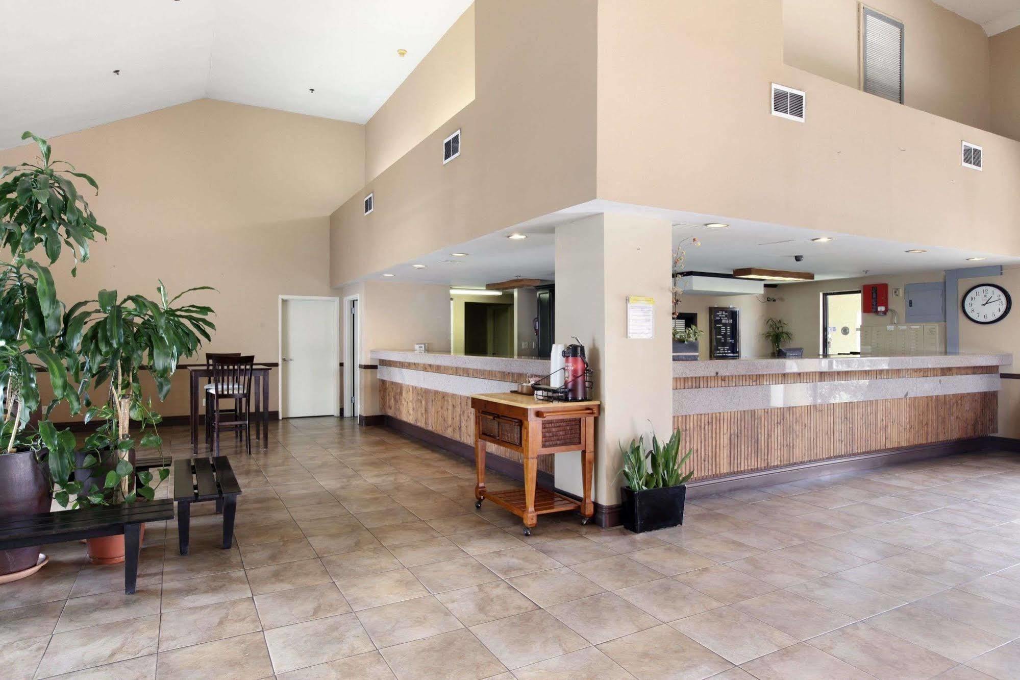 Days Inn By Wyndham Fontana / Rialto Bloomington Buitenkant foto