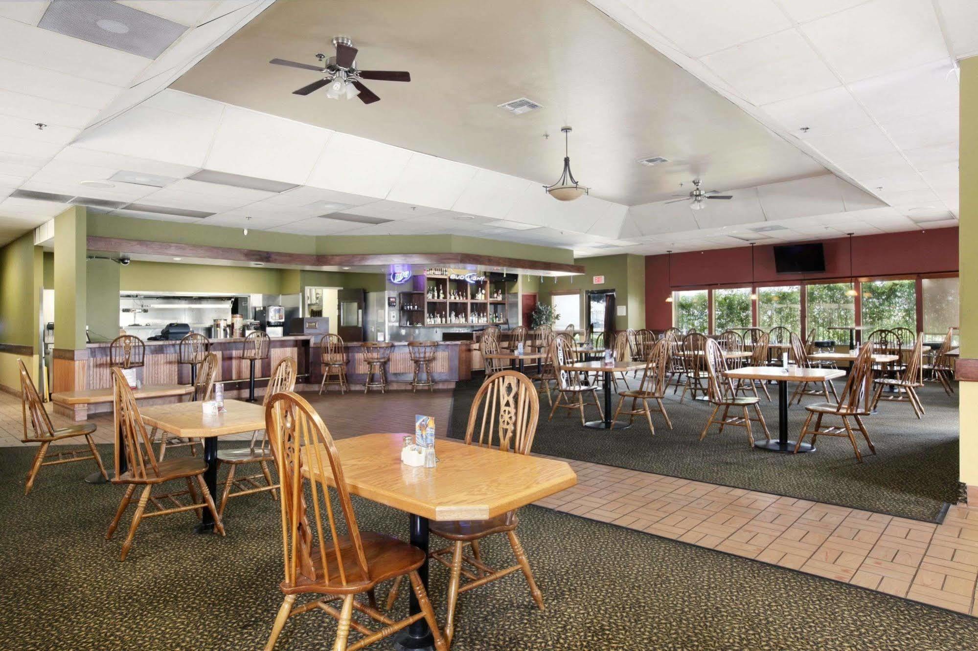 Days Inn By Wyndham Fontana / Rialto Bloomington Buitenkant foto