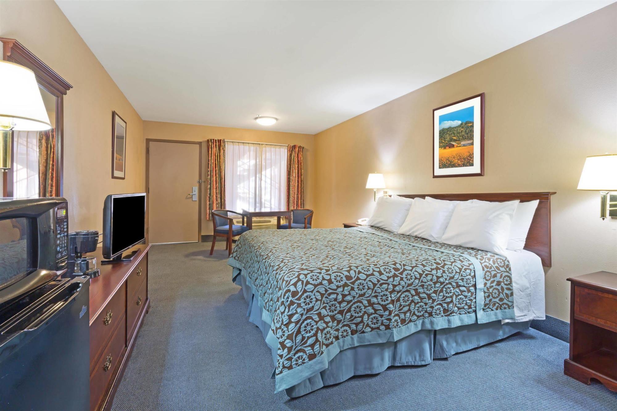 Days Inn By Wyndham Fontana / Rialto Bloomington Buitenkant foto