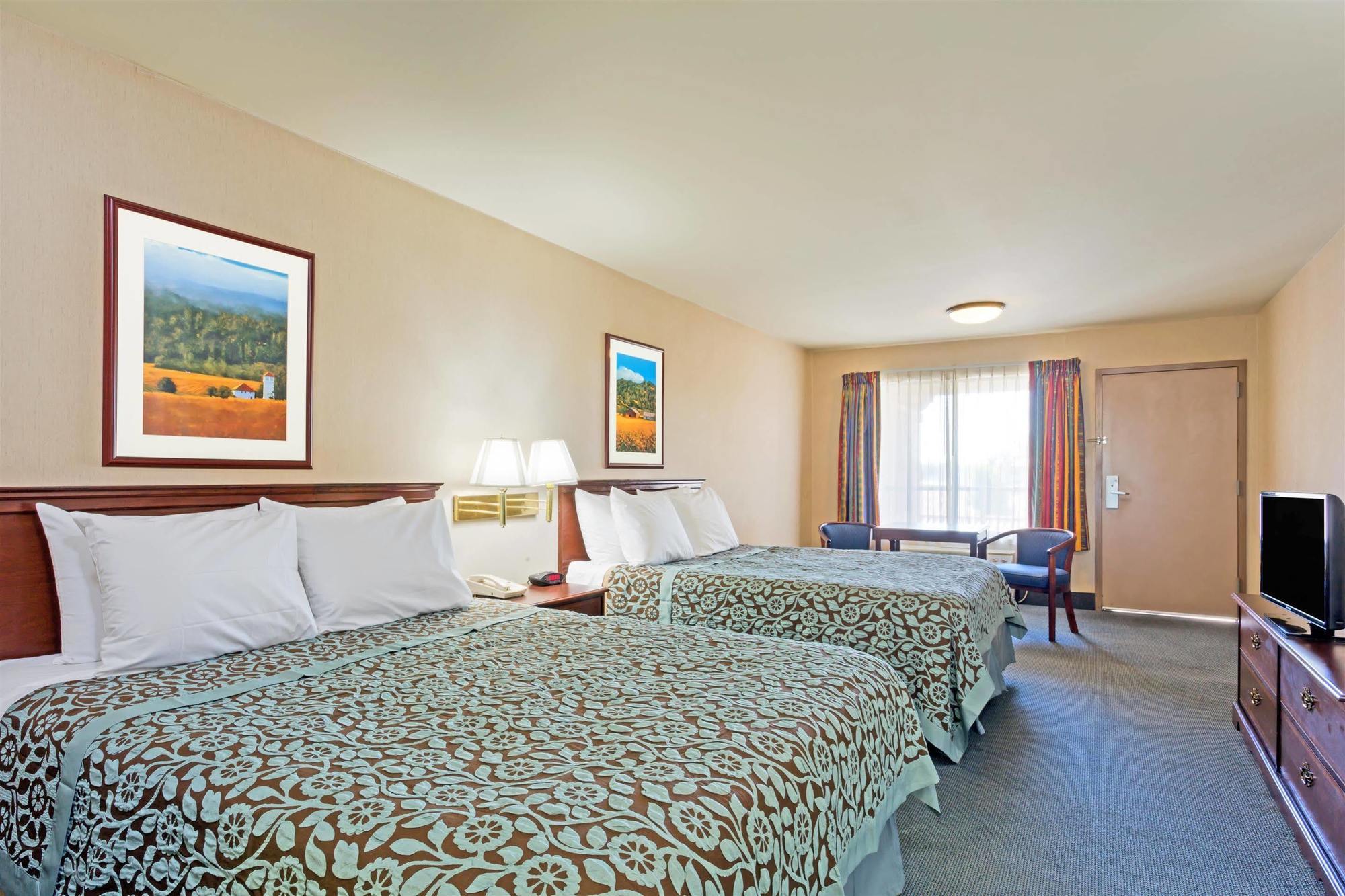 Days Inn By Wyndham Fontana / Rialto Bloomington Buitenkant foto