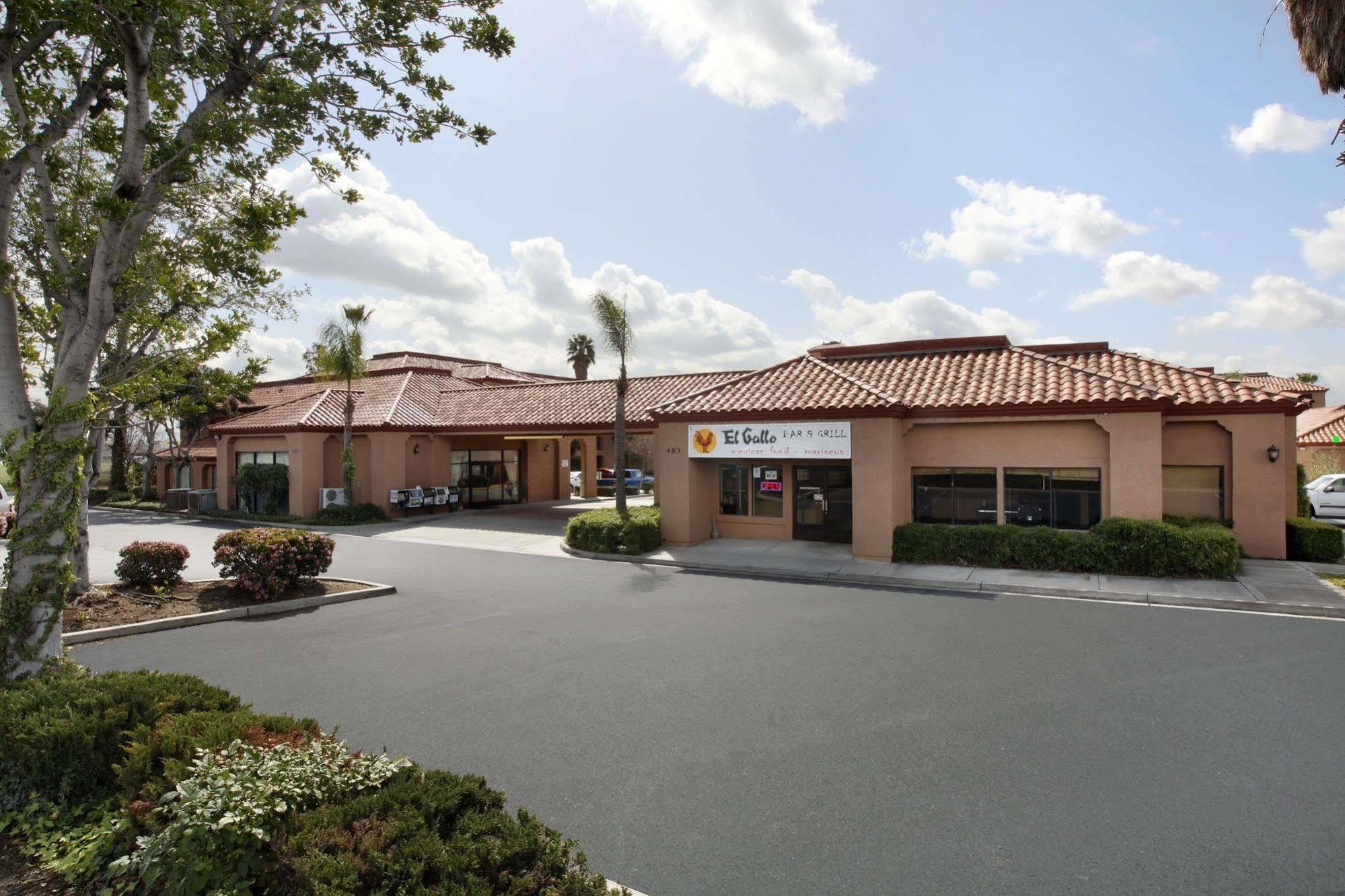 Days Inn By Wyndham Fontana / Rialto Bloomington Buitenkant foto