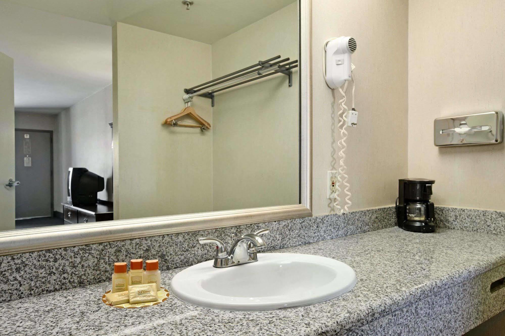 Days Inn By Wyndham Fontana / Rialto Bloomington Buitenkant foto