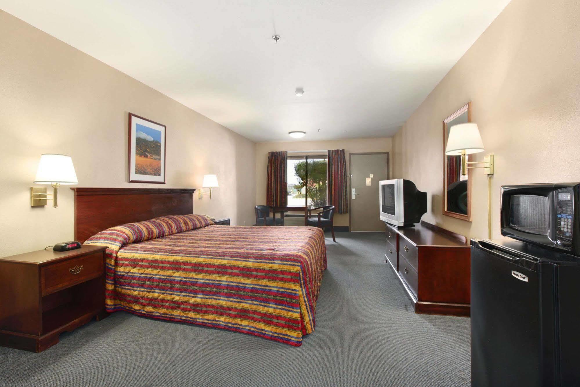 Days Inn By Wyndham Fontana / Rialto Bloomington Buitenkant foto