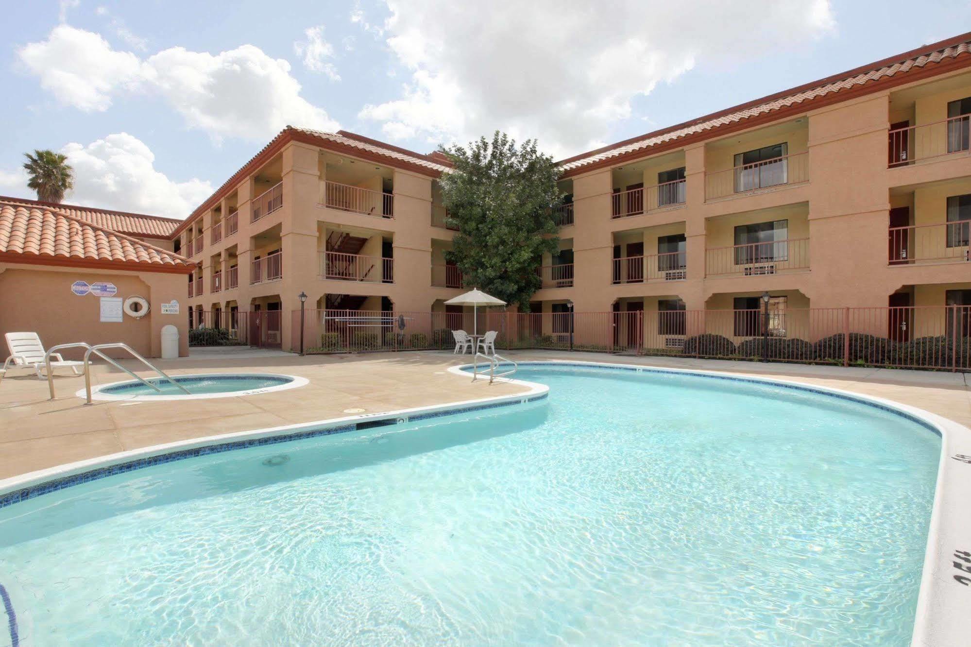 Days Inn By Wyndham Fontana / Rialto Bloomington Buitenkant foto